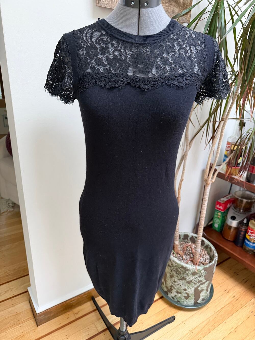 TED BAKER London Black Lace Yoke Short Sleeve Knit Bodycon Dress | Size 2 (US 6)